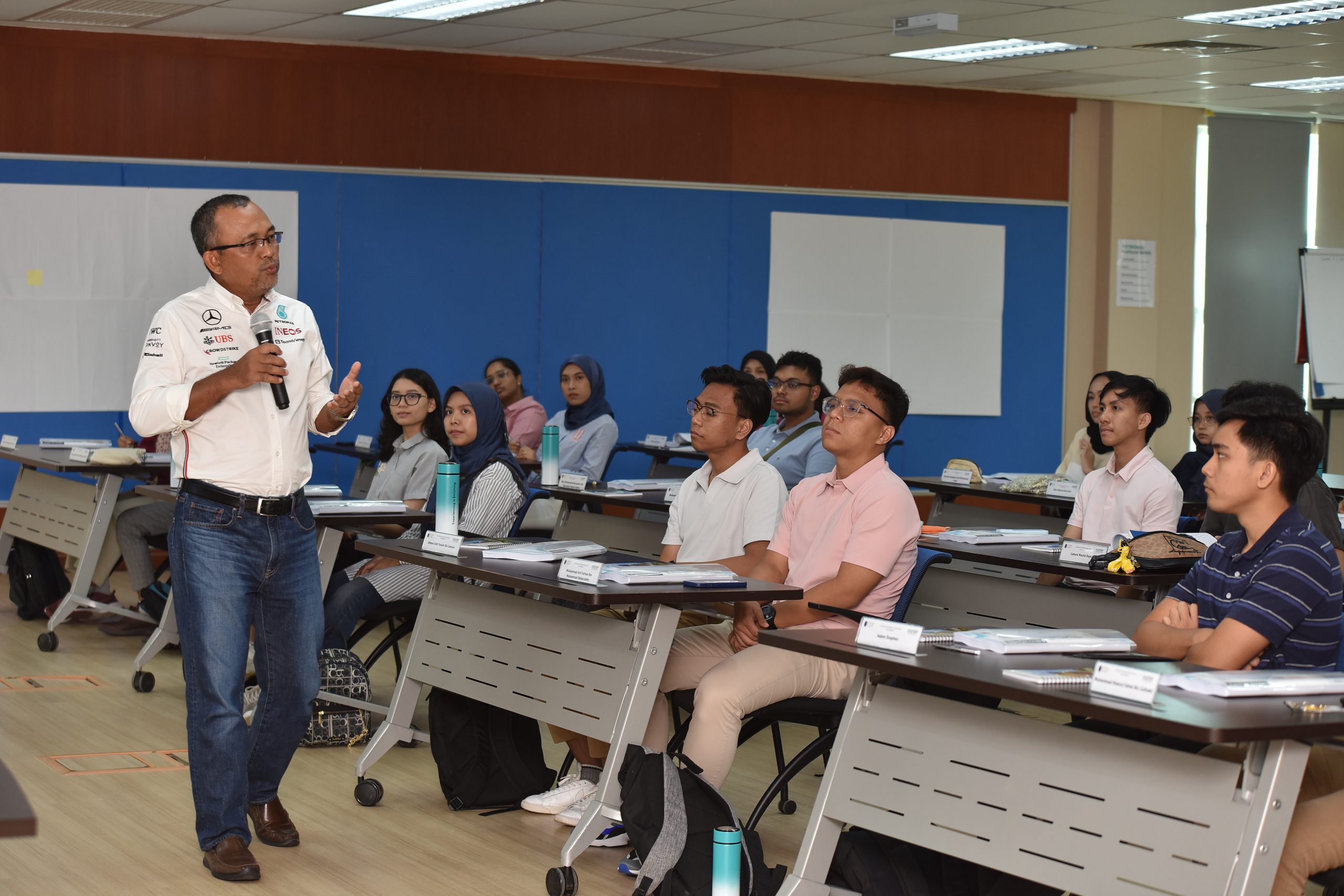 Chief Executive Officer of INSTEP, Encik Mohamad bin Nasir during a sharing with the participants.