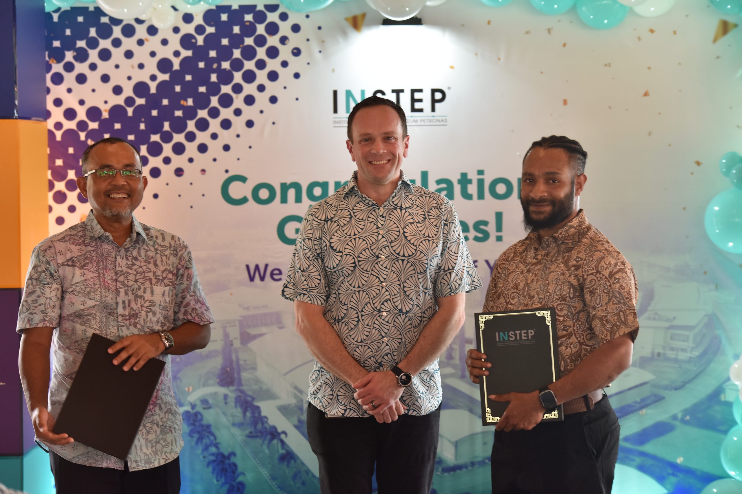 The completion certificates are handed over to graduated learners by Mr. Tomas Radzevicius, Vice President EA-PNG Operations accompanied by Mr. Mohamad bin Nasir, Chief Executive Officer of INSTEP.