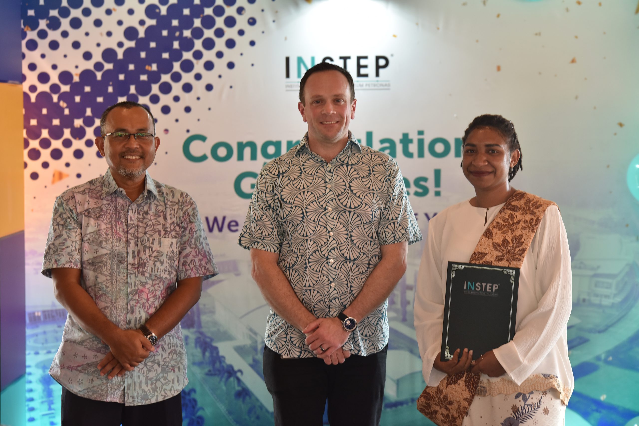 The completion certificates are handed over to graduated learners by Mr. Tomas Radzevicius, Vice President EA-PNG Operations accompanied by Mr. Mohamad bin Nasir, Chief Executive Officer of INSTEP.