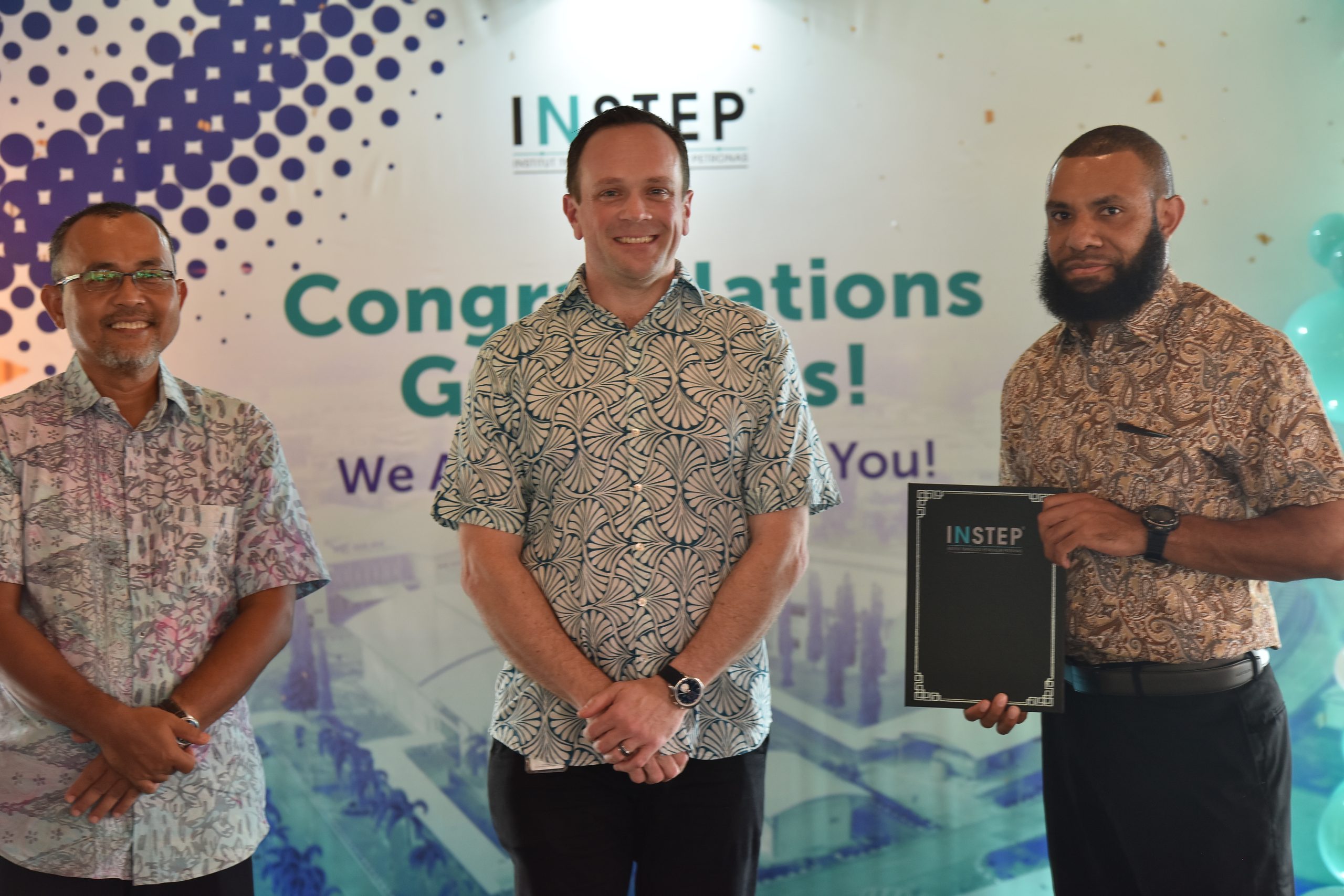 The completion certificates are handed over to graduated learners by Mr. Tomas Radzevicius, Vice President EA-PNG Operations accompanied by Mr. Mohamad bin Nasir, Chief Executive Officer of INSTEP.