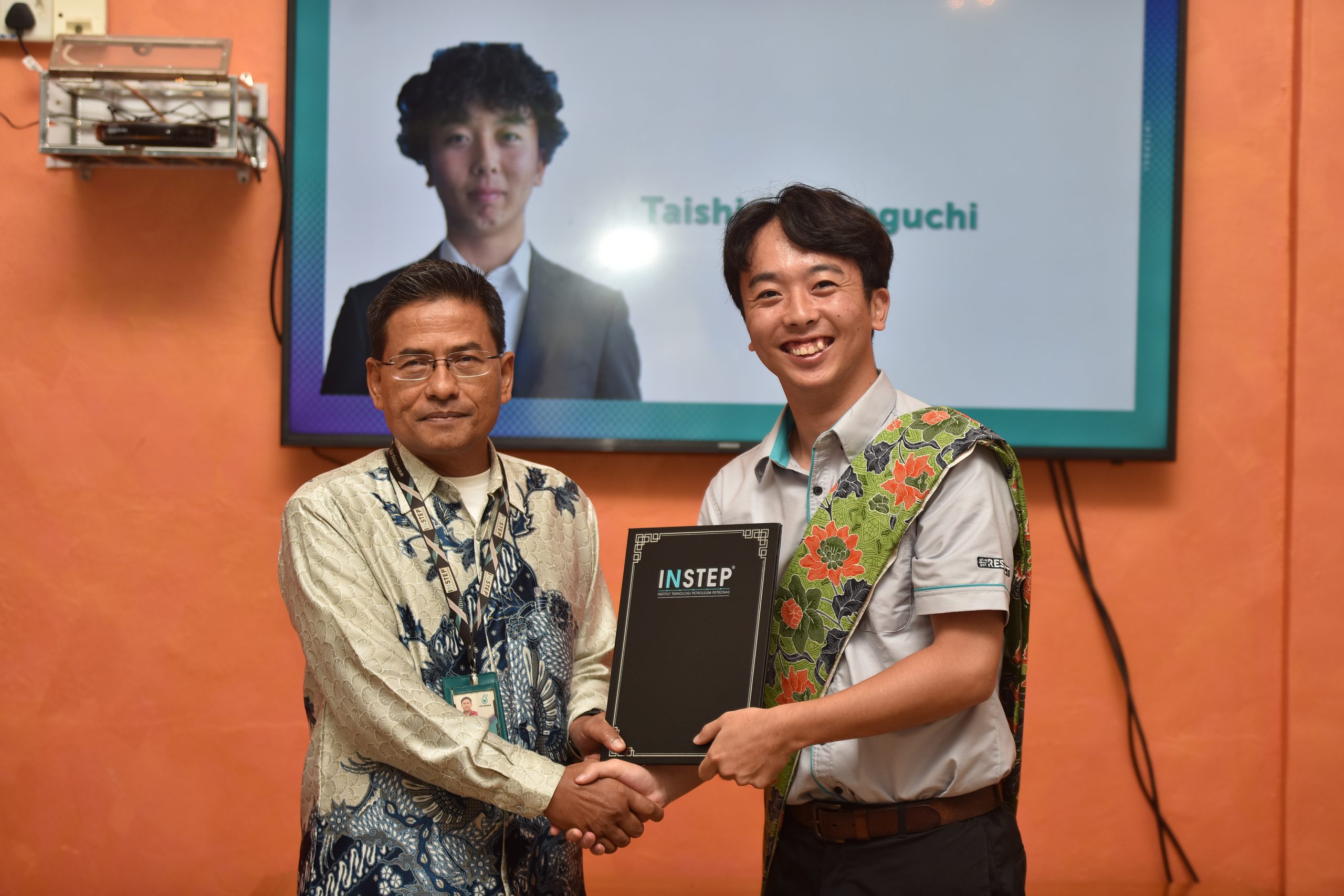 The certificate giving ceremony session during the event.